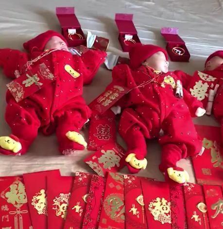 女子生小孩举办满月酒,亲朋好友来送礼,结果到家里后很尴尬