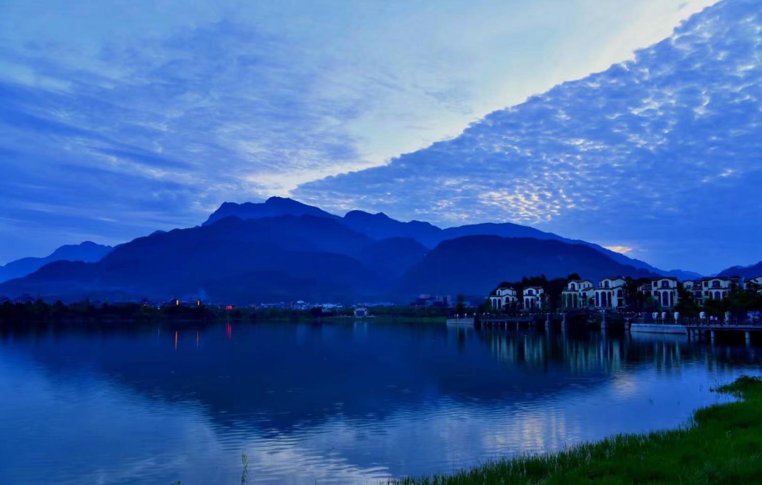 "拜佛峨眉巅,养生峨秀湖"峨秀湖是峨眉山人工湖,可容水700万立方米