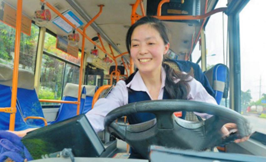 实拍公交车女司机: 6年没穿高跟鞋, 家有豪车别墅
