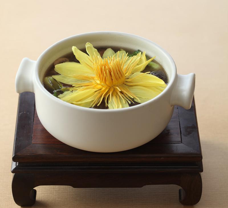 汤系列 九品莲花汤口味:咸鲜主料:香水莲,松茸,香菇,天山雪莲果还有数