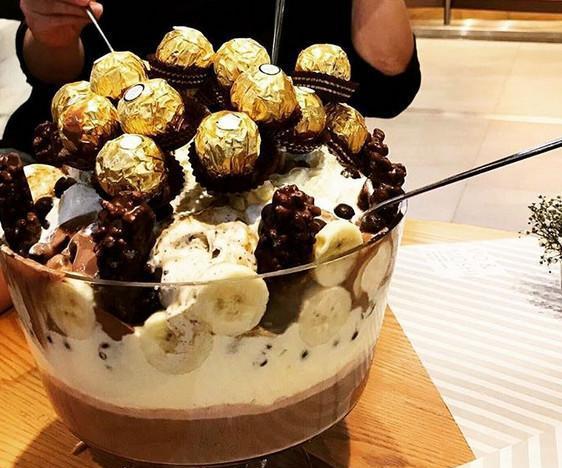 这款冰淇淋推出后,竟在泰国爆红,不仅仅是材料满满,还超级大,简直就是