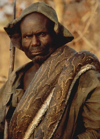 这里的人以蛇皮当衣服, 与蛇同吃喝, 和蛇住一起