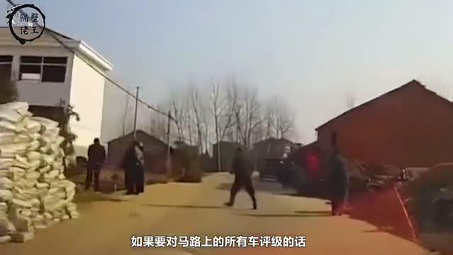 美女在路边招了招手,轿车司机就悲剧了,监控拍