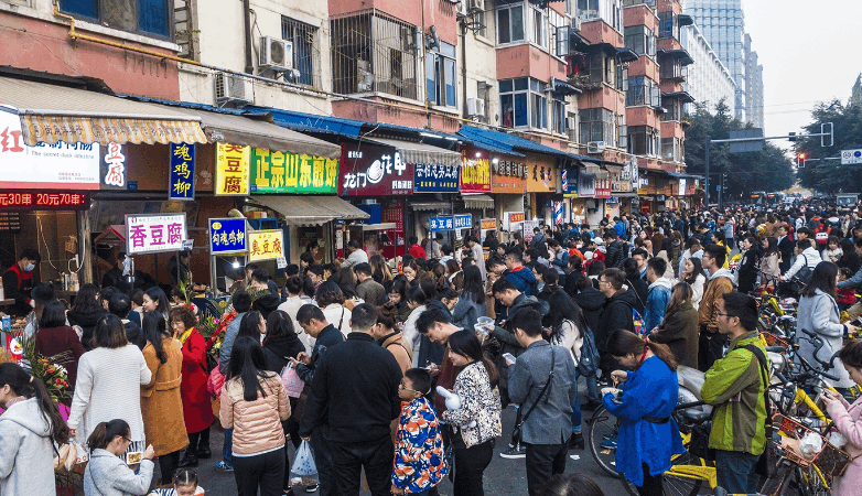 这条秒杀其他小吃的"网红"小吃街叫建设巷,位于电子科技大学沙河校区
