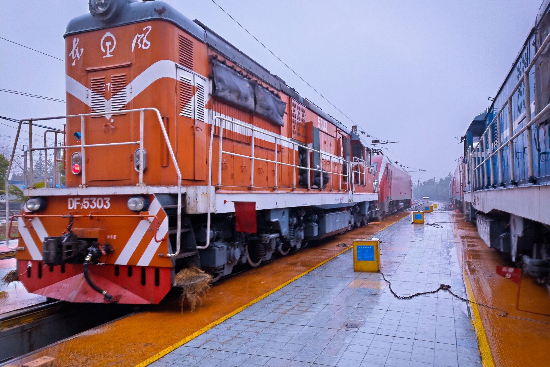 铁路摄影师高鸿专访静态下的铁路电力机车和内燃机车