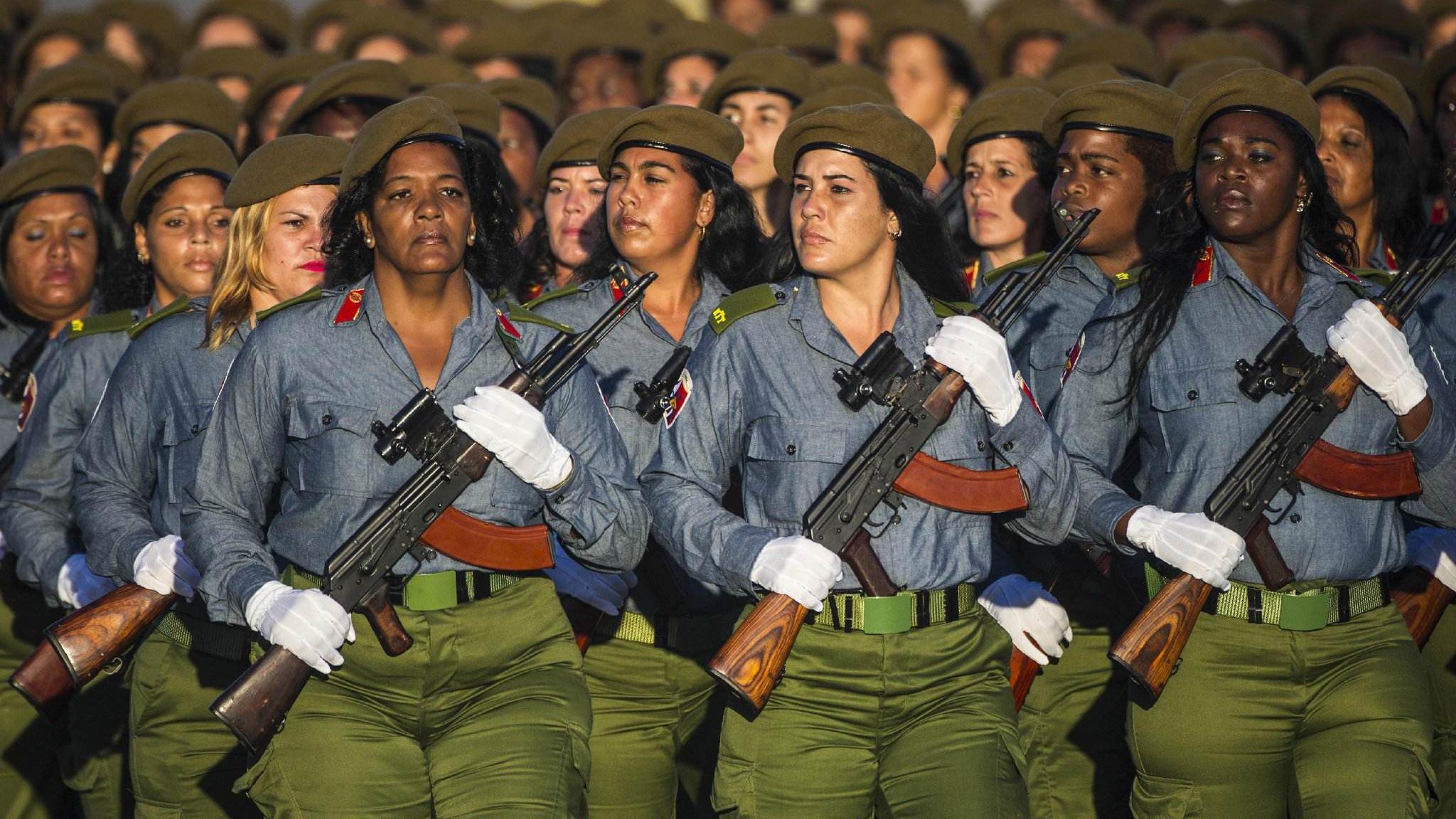 古巴建军60周年阅兵仪式,受阅方队人手一把ak步枪!