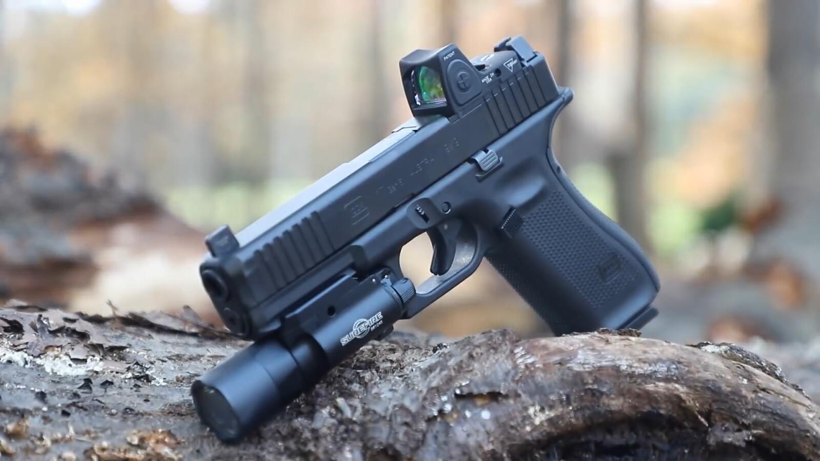 格洛克gen5手枪搭配全息瞄准和枪灯光外表就俘获不少人的心