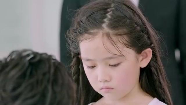 果果给乐童梳头发 ,母爱爆棚!