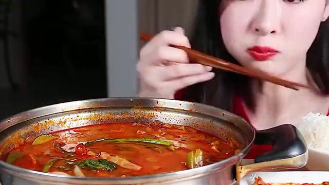 美女吃播:吃火锅,宽粉,米饭,泡菜,吃得特别香