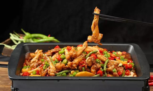 抖音点赞200w的"干烧牛蛙锅"现身郑州……肉多堆成山!