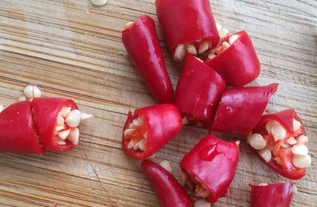 3,把红椒切成圈状备用,也可以切成别的形状,根据自己的喜好来改刀