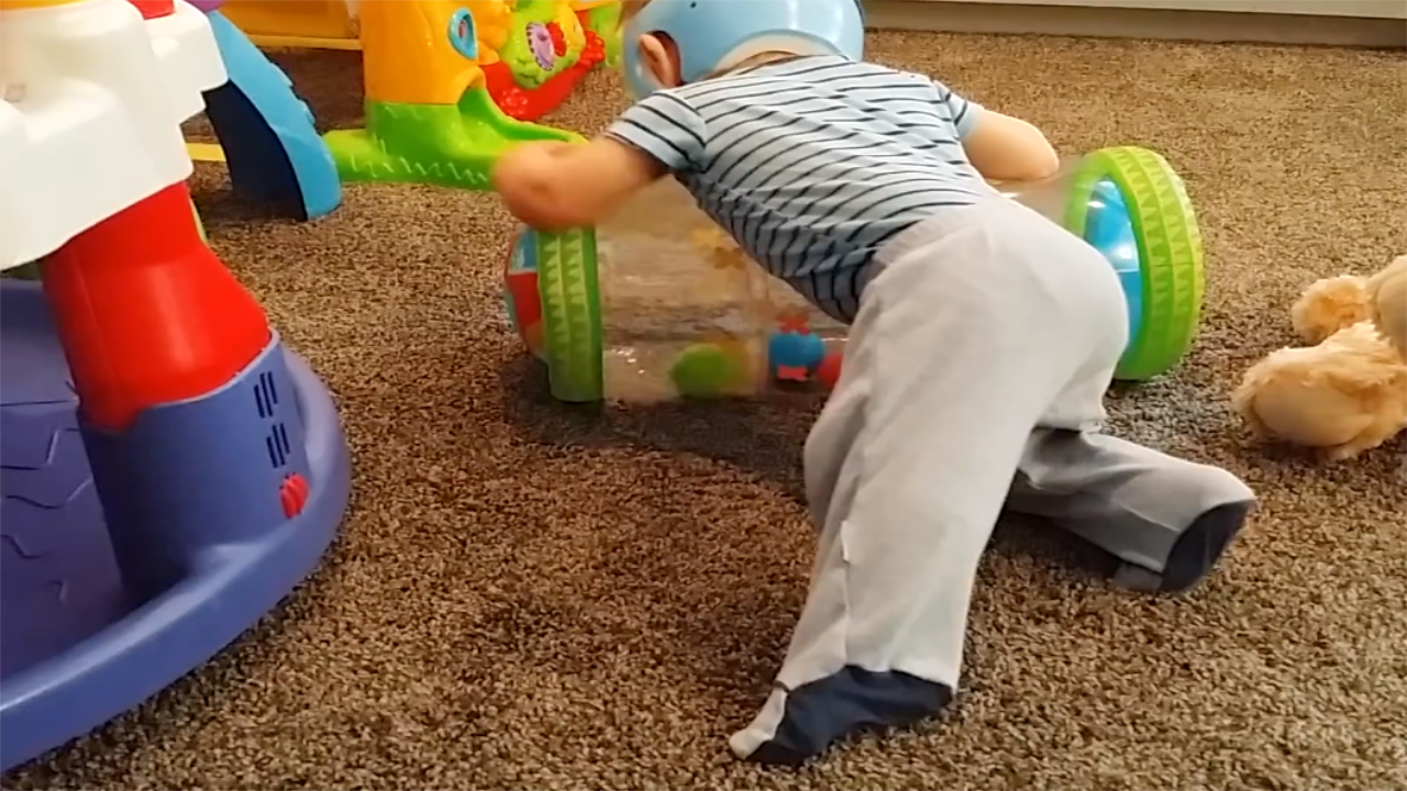 搞笑萌宝:你们走开,我自己玩,小样还不服气!