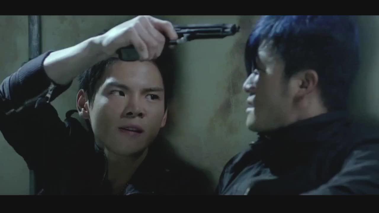 夺帅向佐为了不拖累吴京用枪抵着自己的头逼他快走