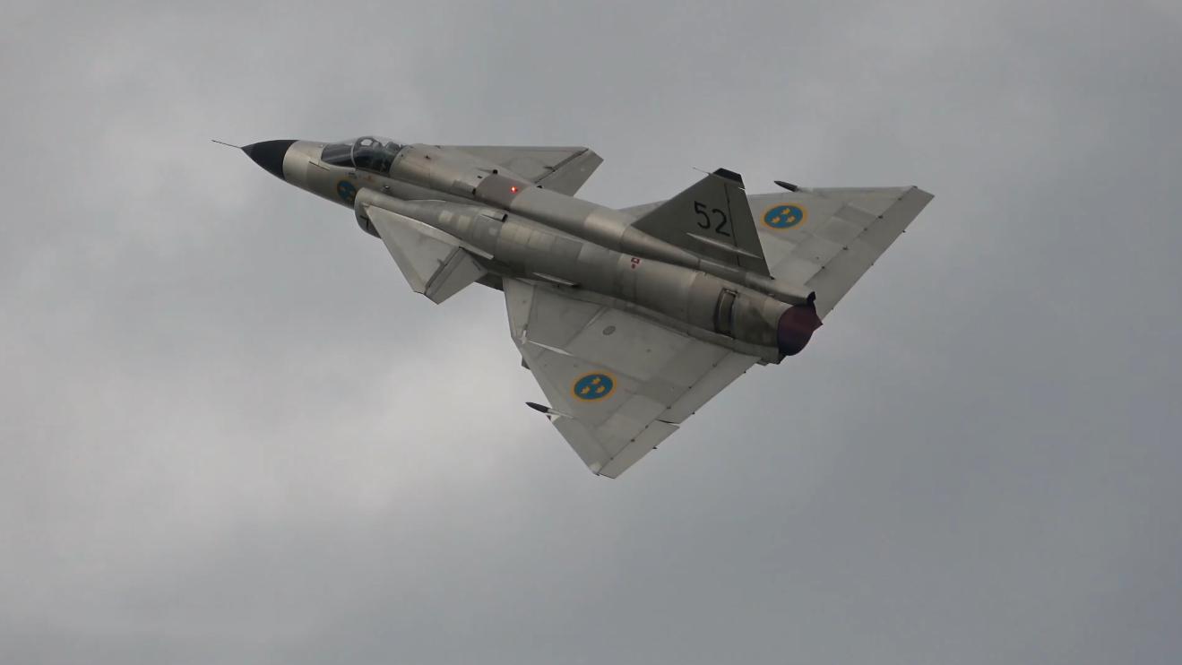 萨博ajs-37战斗机飞行表演,机动性能还是相当不错的!