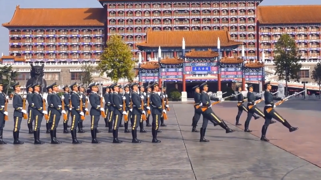 仪仗兵依次正步劈枪的镜头!威武