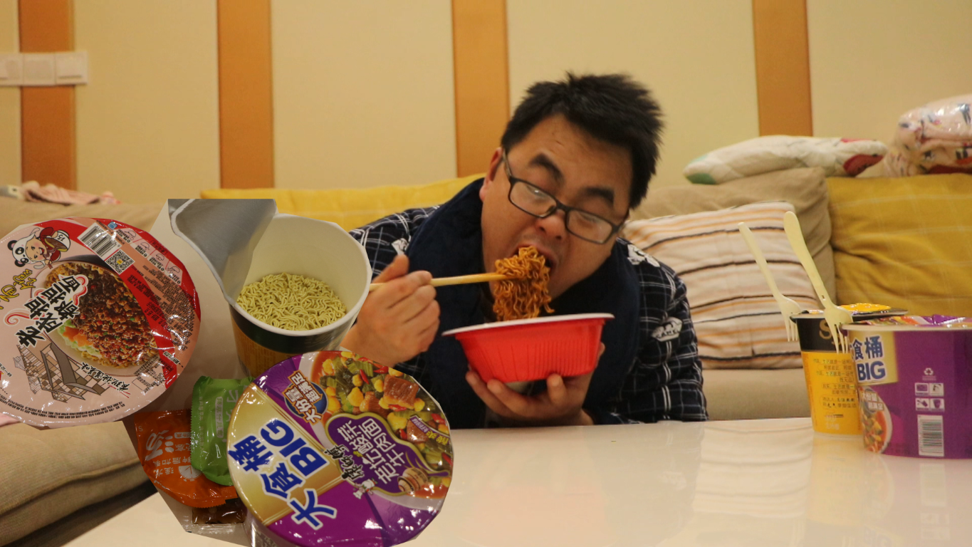 小伙半夜起床吃泡面,一桶接一桶,这吃相看饿了