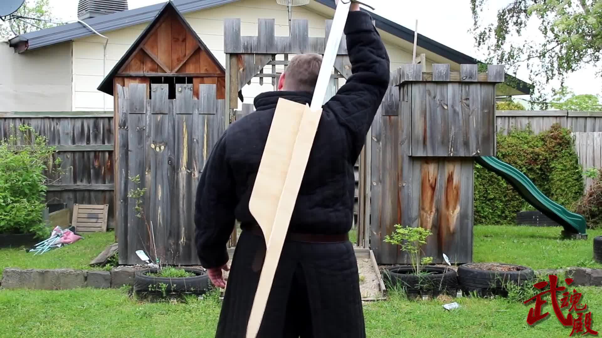 把长剑放在背后无法拔剑,有了这种剑鞘背后拔剑不再是问题