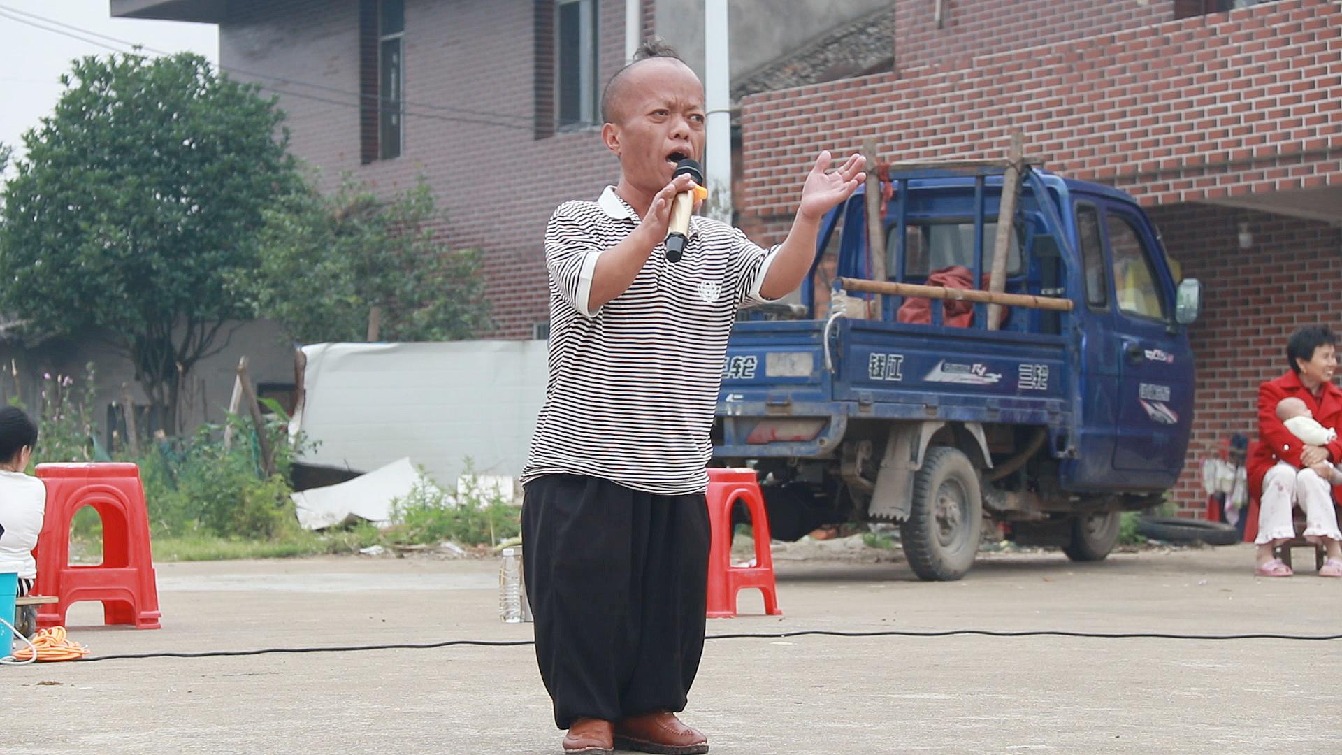 袖珍江西老表,一首《大妹子》献媳妇,出来的全是女声