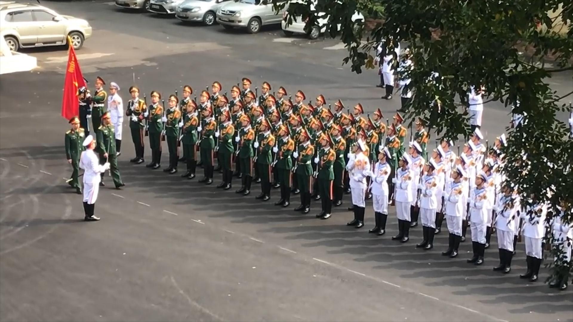 越南三军仪仗队接受检阅,士兵正步劈枪,画风与我国解放军太像了