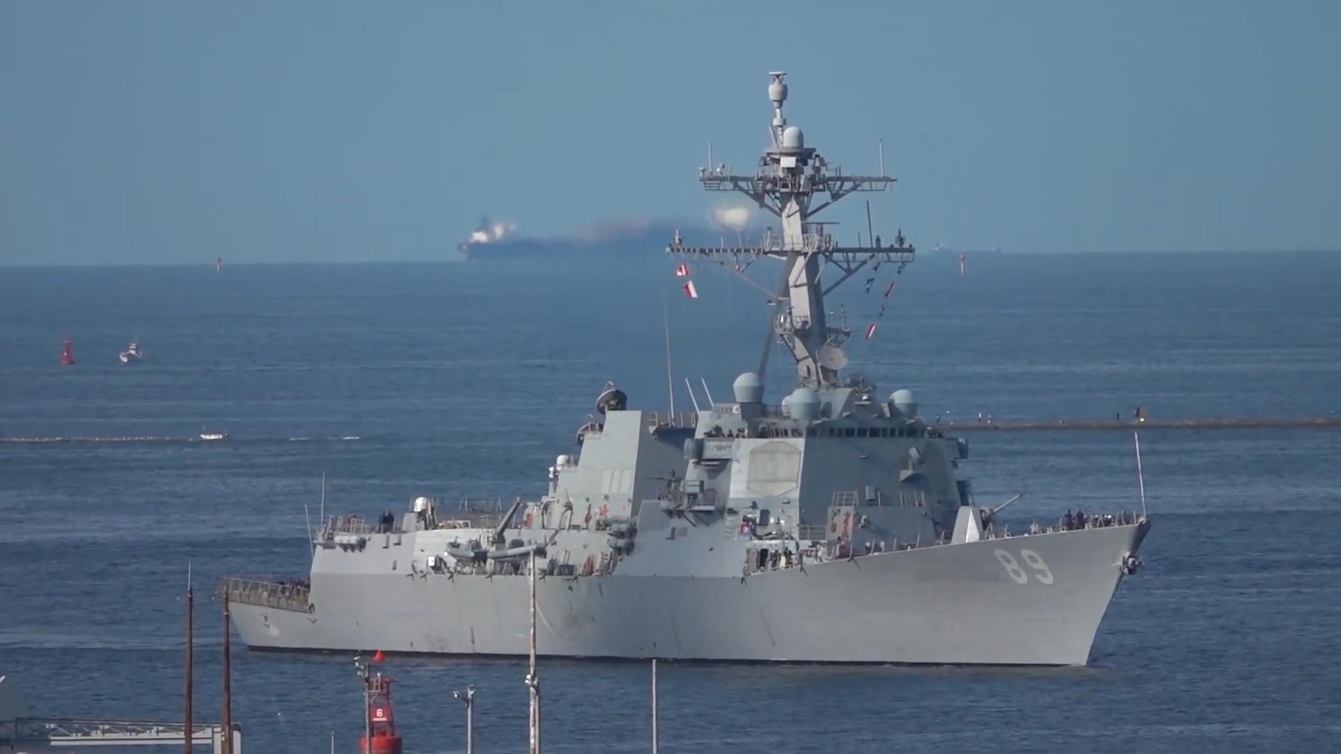 美国海军阿利伯克级驱逐舰,"马斯廷"号在横须贺入港的镜头!