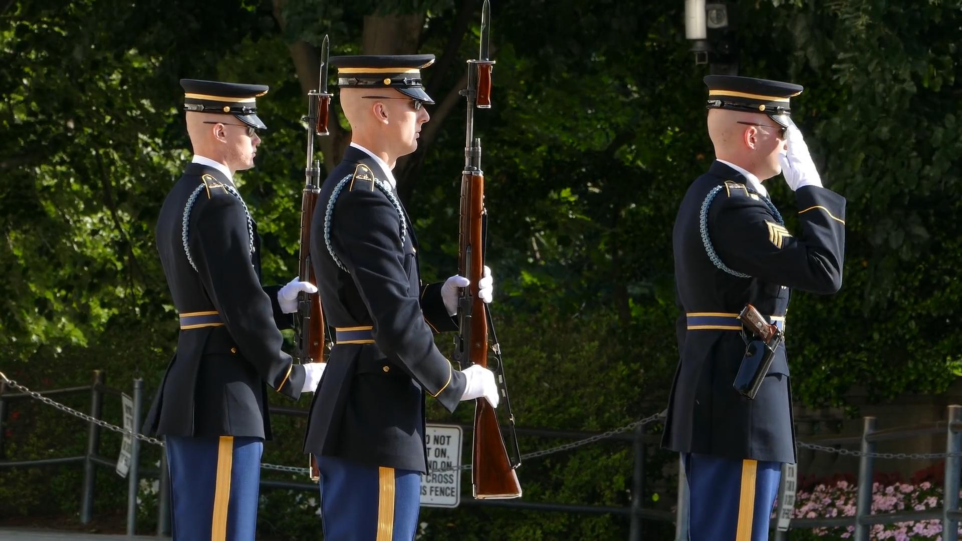 美国阿灵顿的国家公墓,两名卫兵进行换岗,交接的动作意味深长!