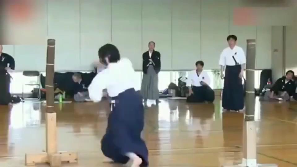 日本拔刀术高手比试 女大师出刀惊艳全场 技压一众男大师