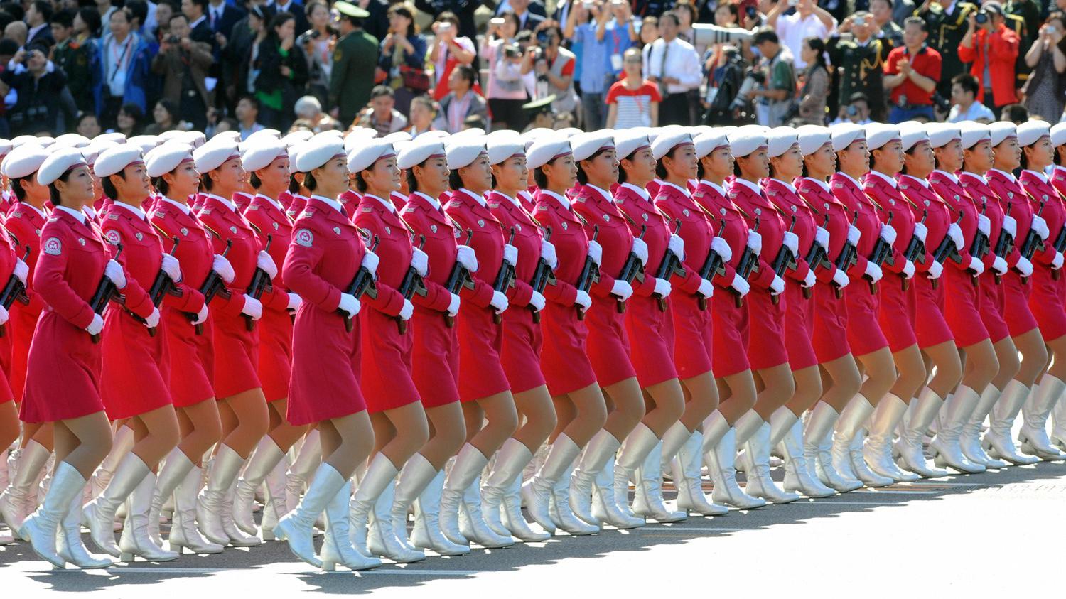 四国女兵阅兵对比,除了中国女兵,就数俄罗斯女兵最有气质!