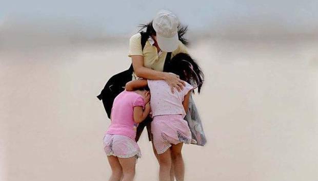 即使我没有双手,我的双脚也是你的港湾,孩子妈妈一定会保护你一辈子!