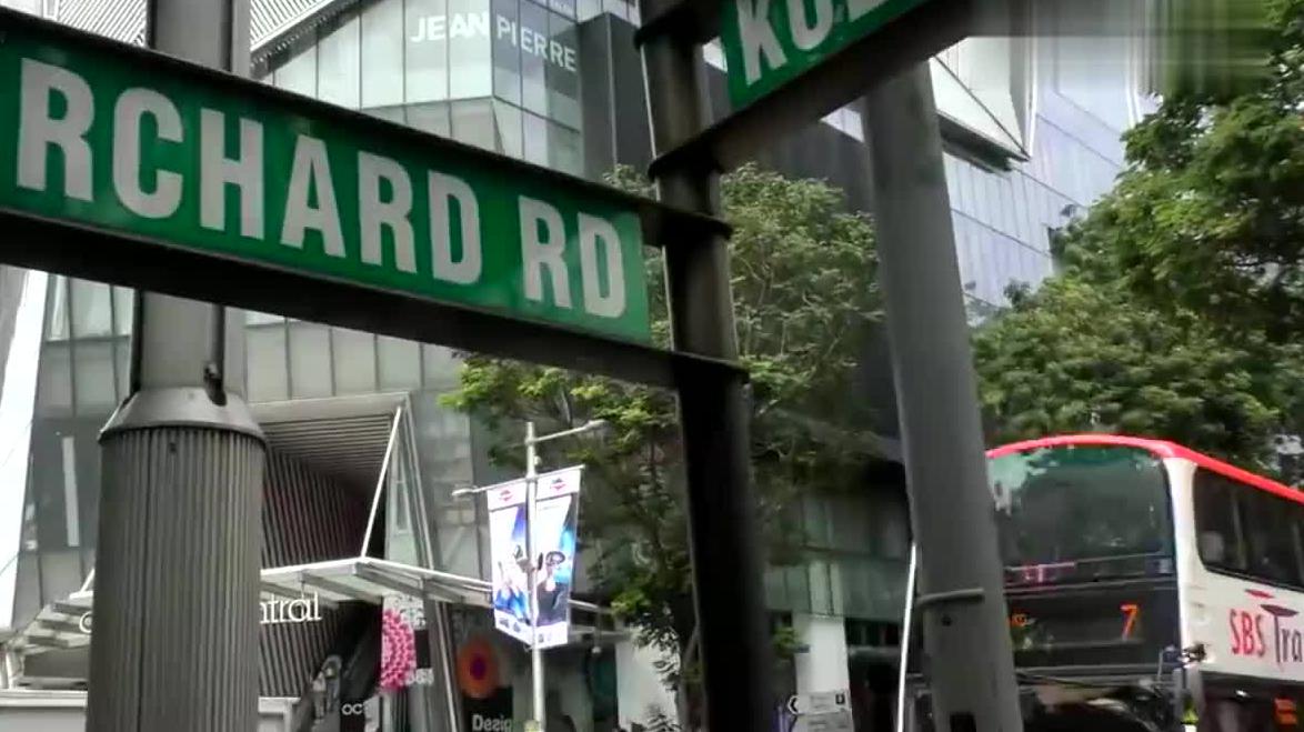 新加坡男子歧视华人女服务员狂吠︰不懂英语回