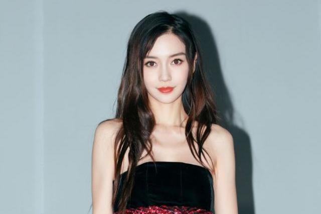 杨颖真是厉害,挑战超短裙穿上台,网友:站着都替你尴尬!|抹胸|裙子|造型|裙装|发型_新浪新闻