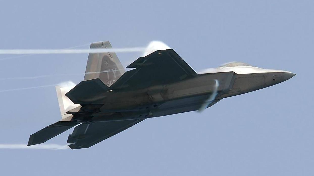 美军f-22战机飞行锦集,各种特技动作任性秀,机动性能实属强悍