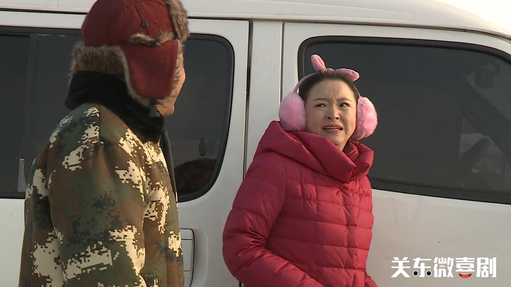 美女司机遭遇二货碰瓷,用1个小套路轻松化解,过程太逗了