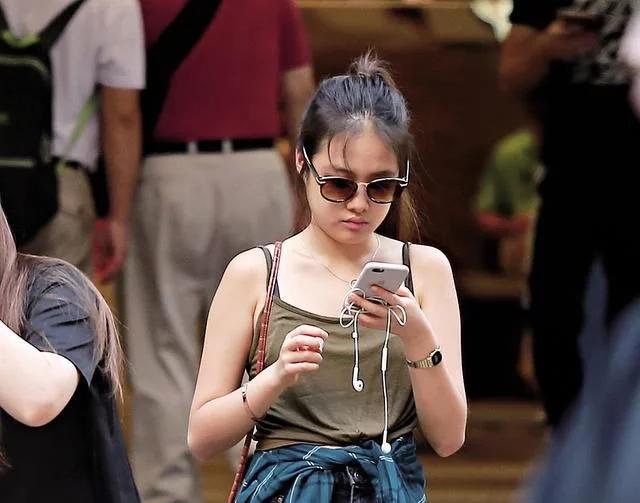 逛街照流出, 膝盖却成了网友关注的焦点|张学友|张瑶华|歌神_新浪新闻