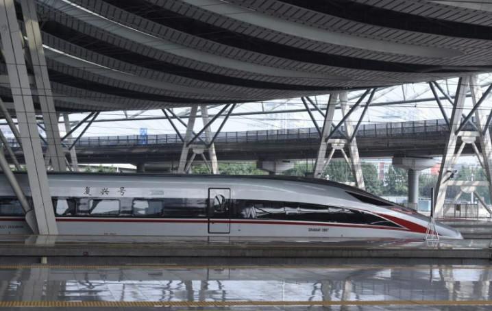 一个形似"飞龙",一个神似"金凤",分别担当g123次和g124次高速列车