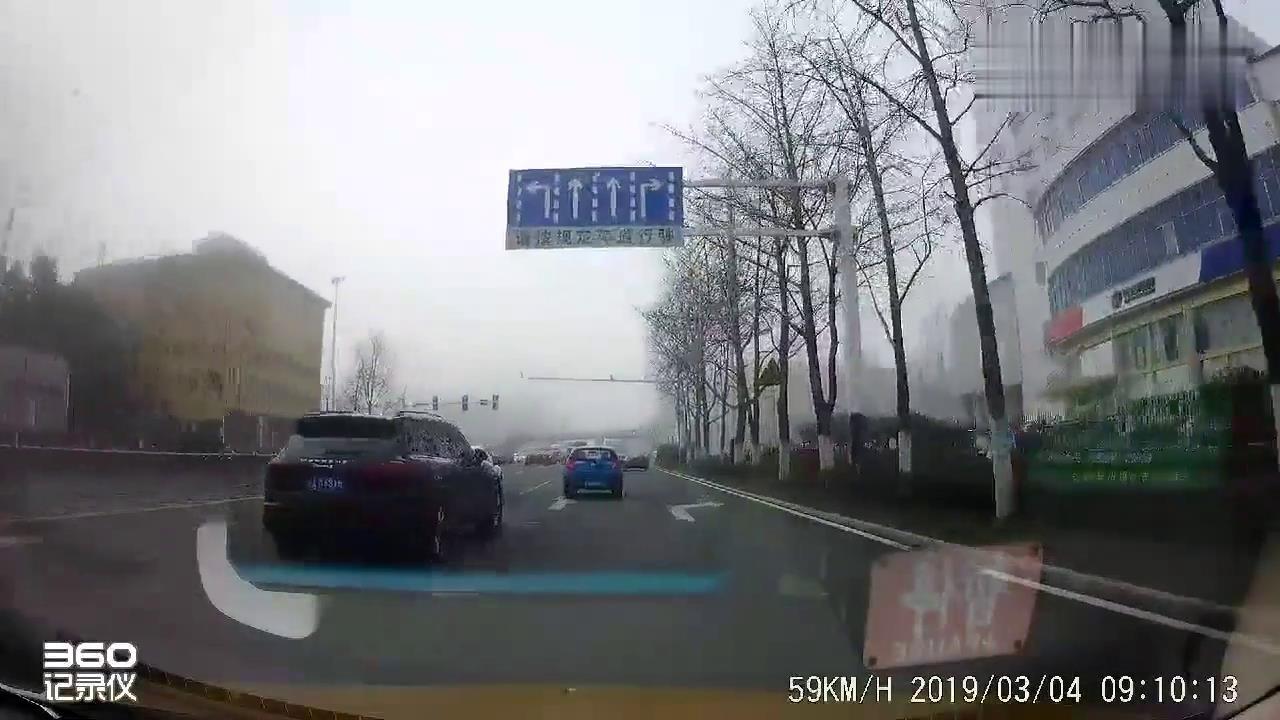 白色轿车胆子真大,交警面前实线变道,果然靠边