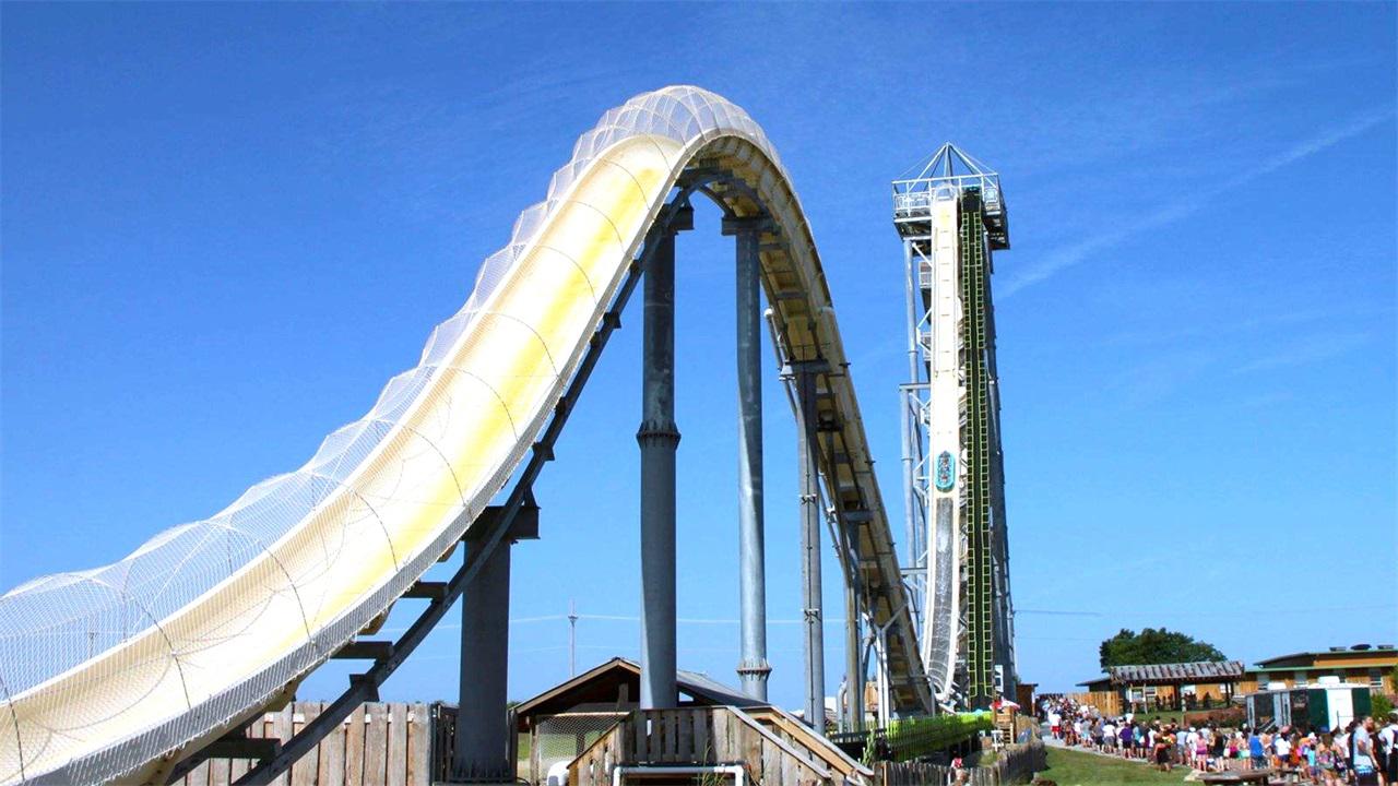 世界第一高水滑梯,有27米高,从这上面滑下去会怎样?