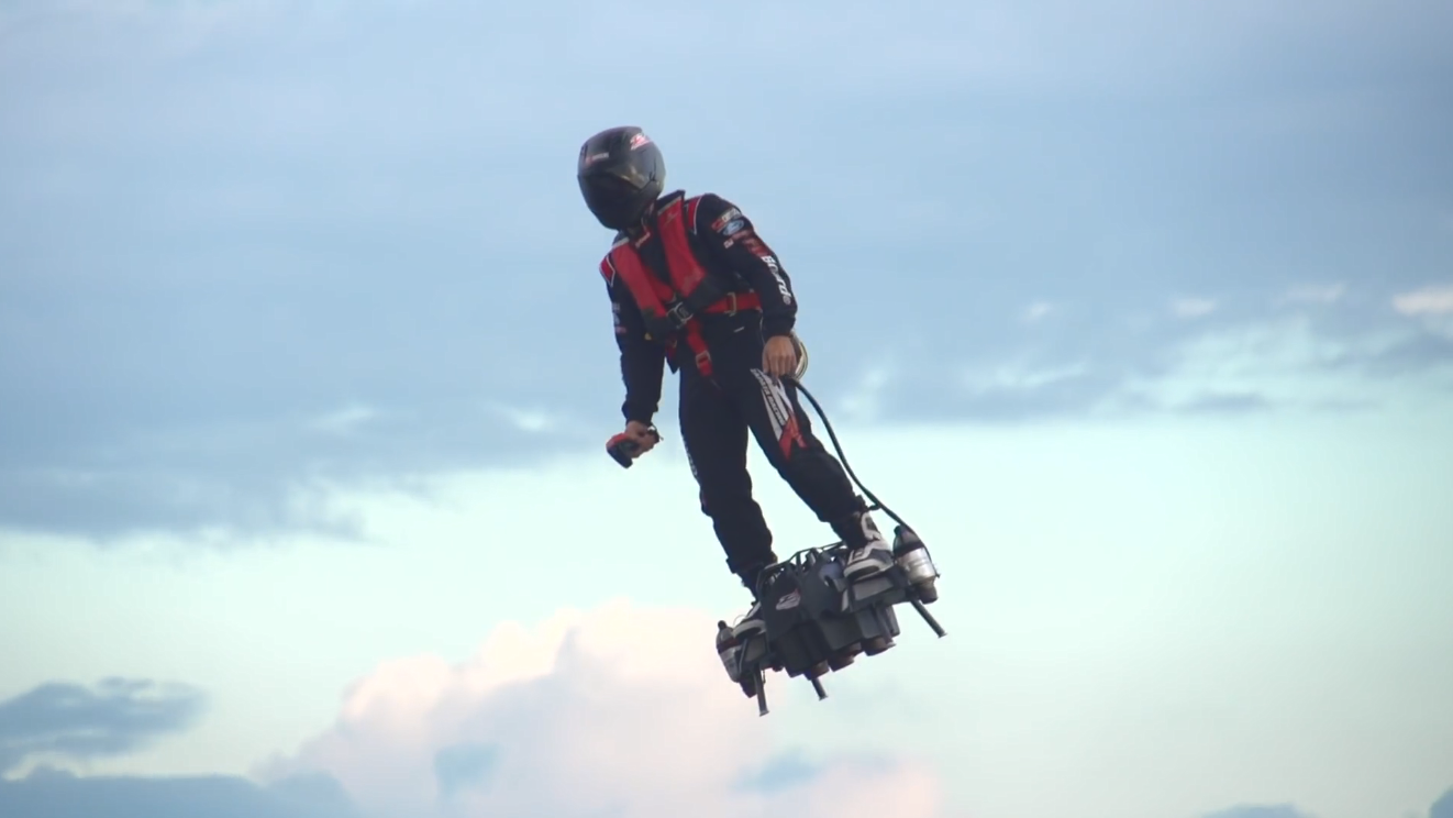 法国阅兵的单人飞行器,被这位外国小哥玩疯了,飞行速度秒杀快艇