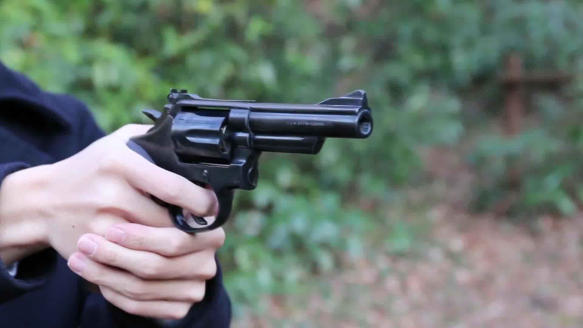 手枪安装闪光灯,开枪瞬间威力大,灯光真刺眼!