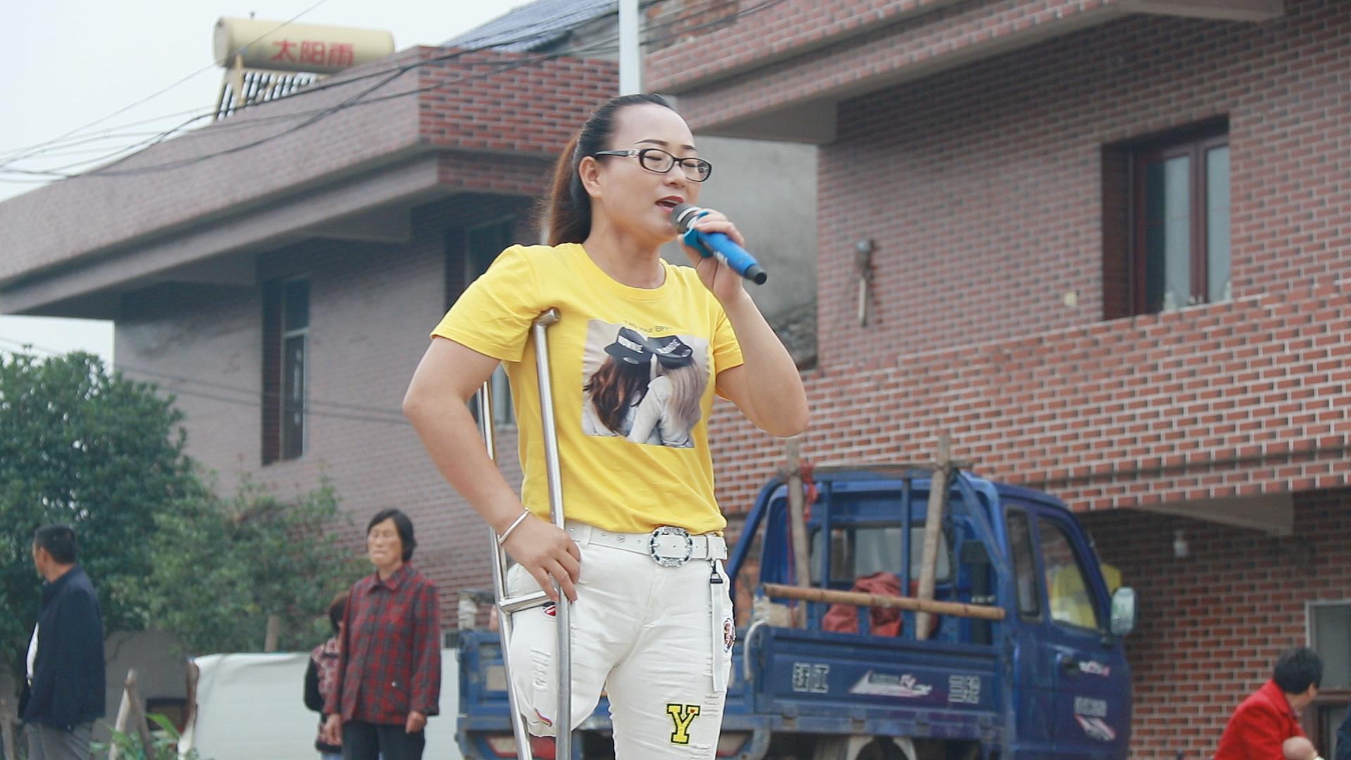 残疾美女袁雪,一首情歌《爱不停息》醉人醉心,爱你永不停息