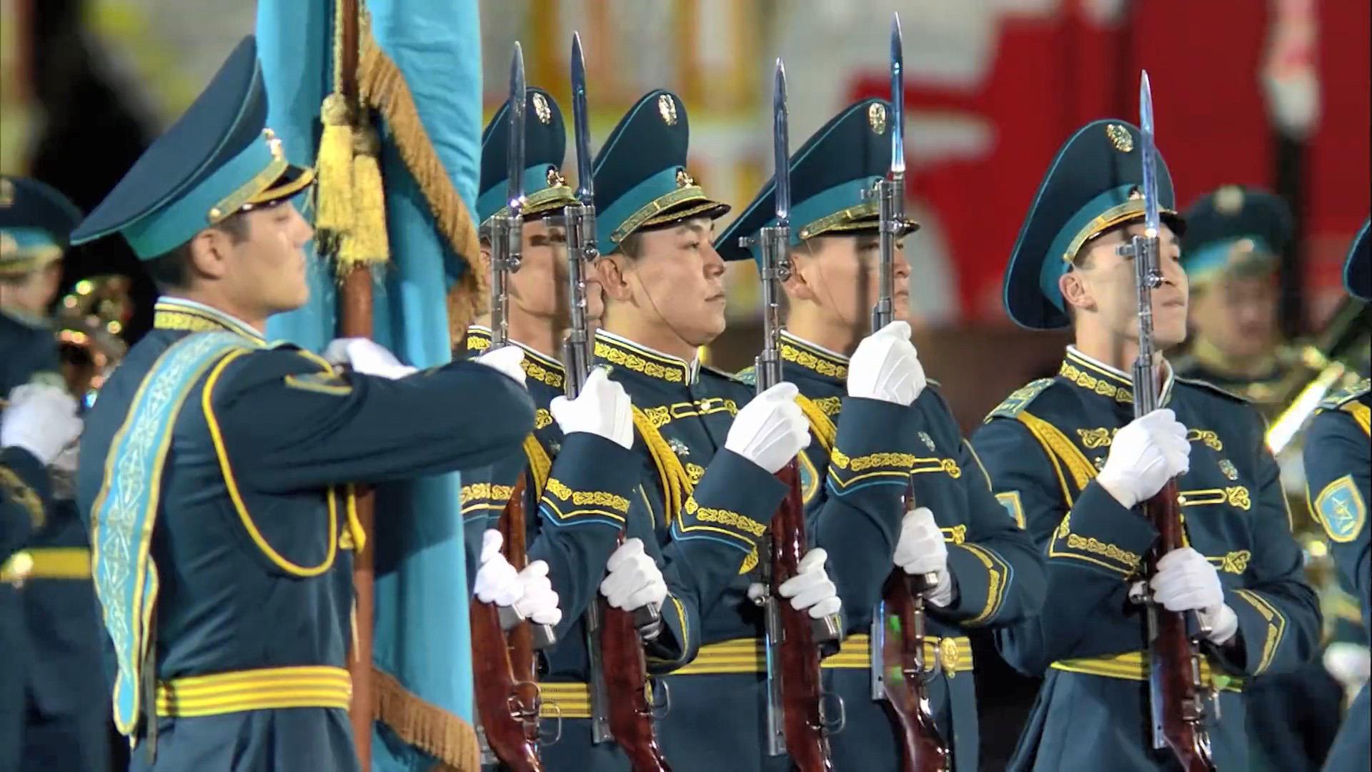 国际军乐节上,哈萨克斯坦军乐队亮相,与仪仗队枪操完美配合!