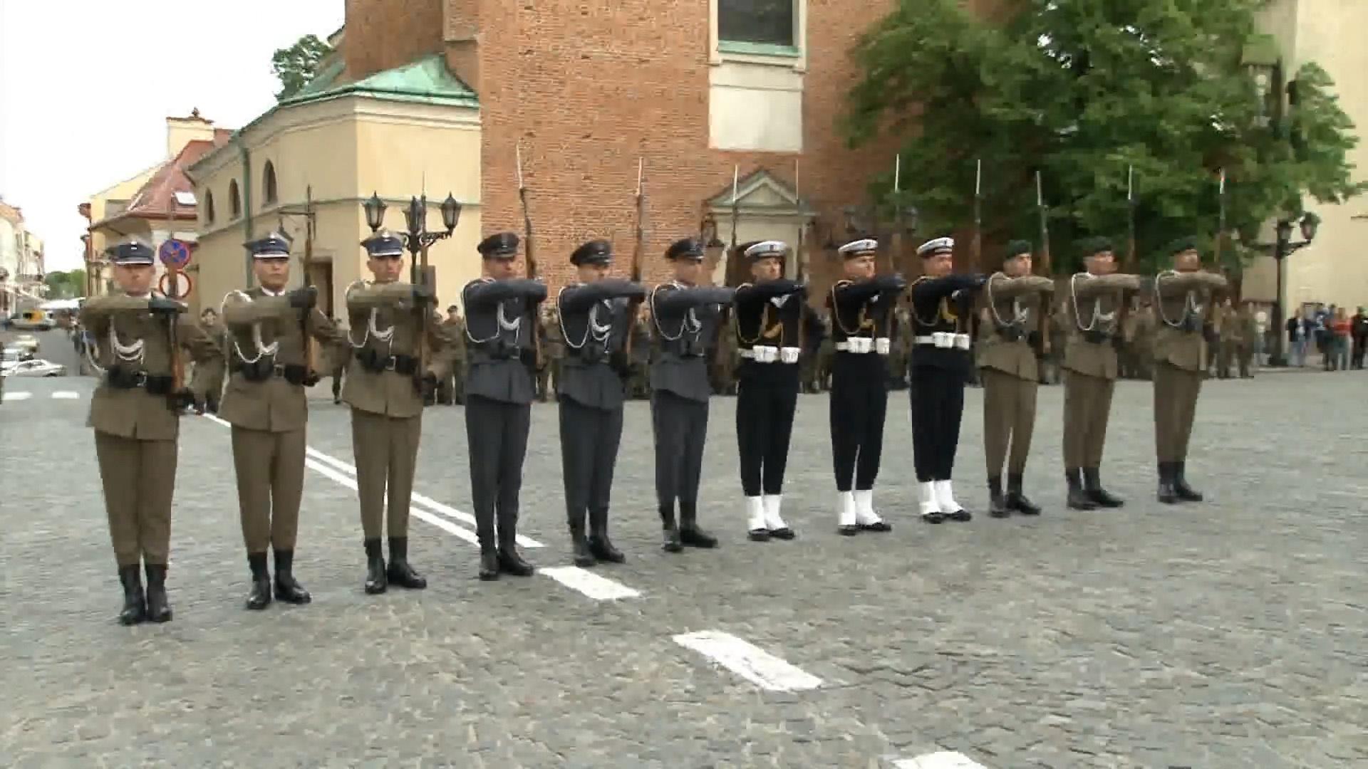 波兰的三军仪仗队,进行枪操表演,完美卡点背景音乐!