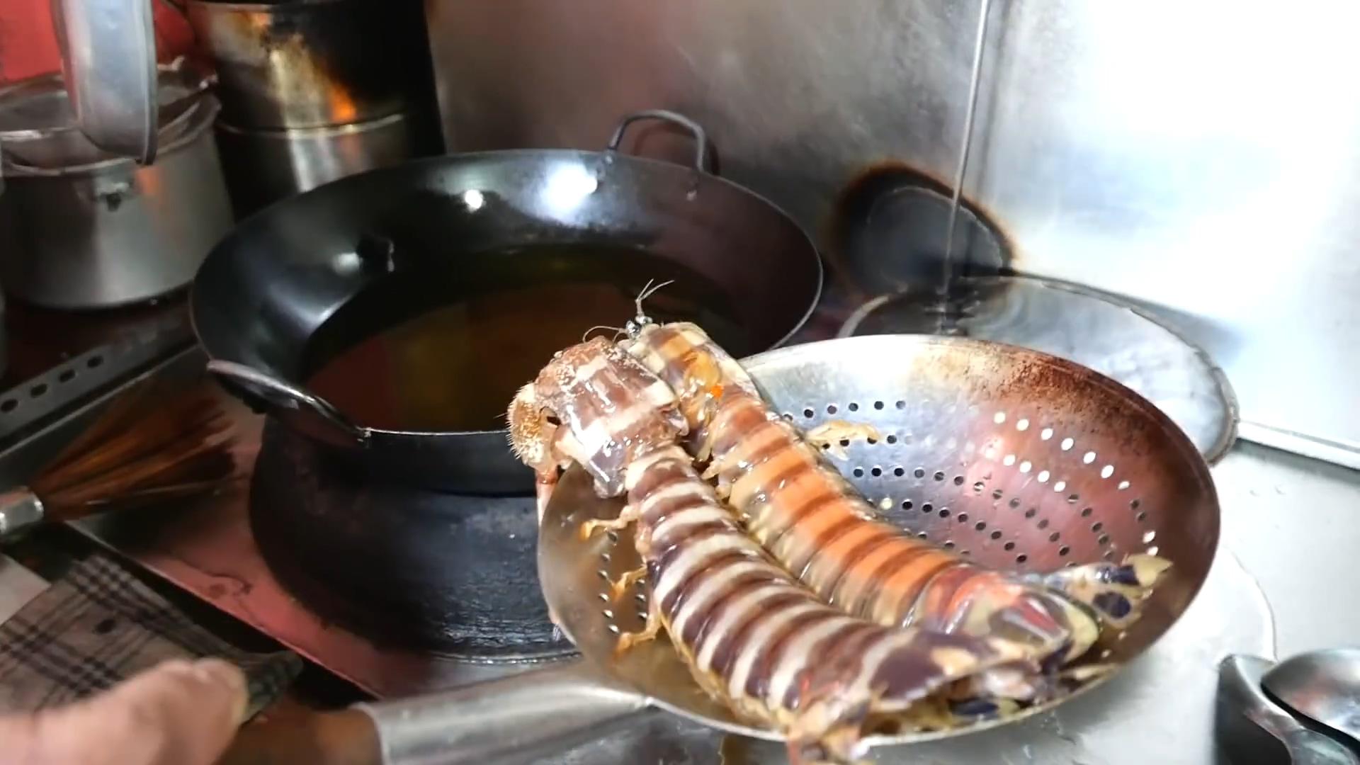 厨师清理印尼巨型斑琴虾蛄,两只大皮皮虾下锅油炸做下酒菜!