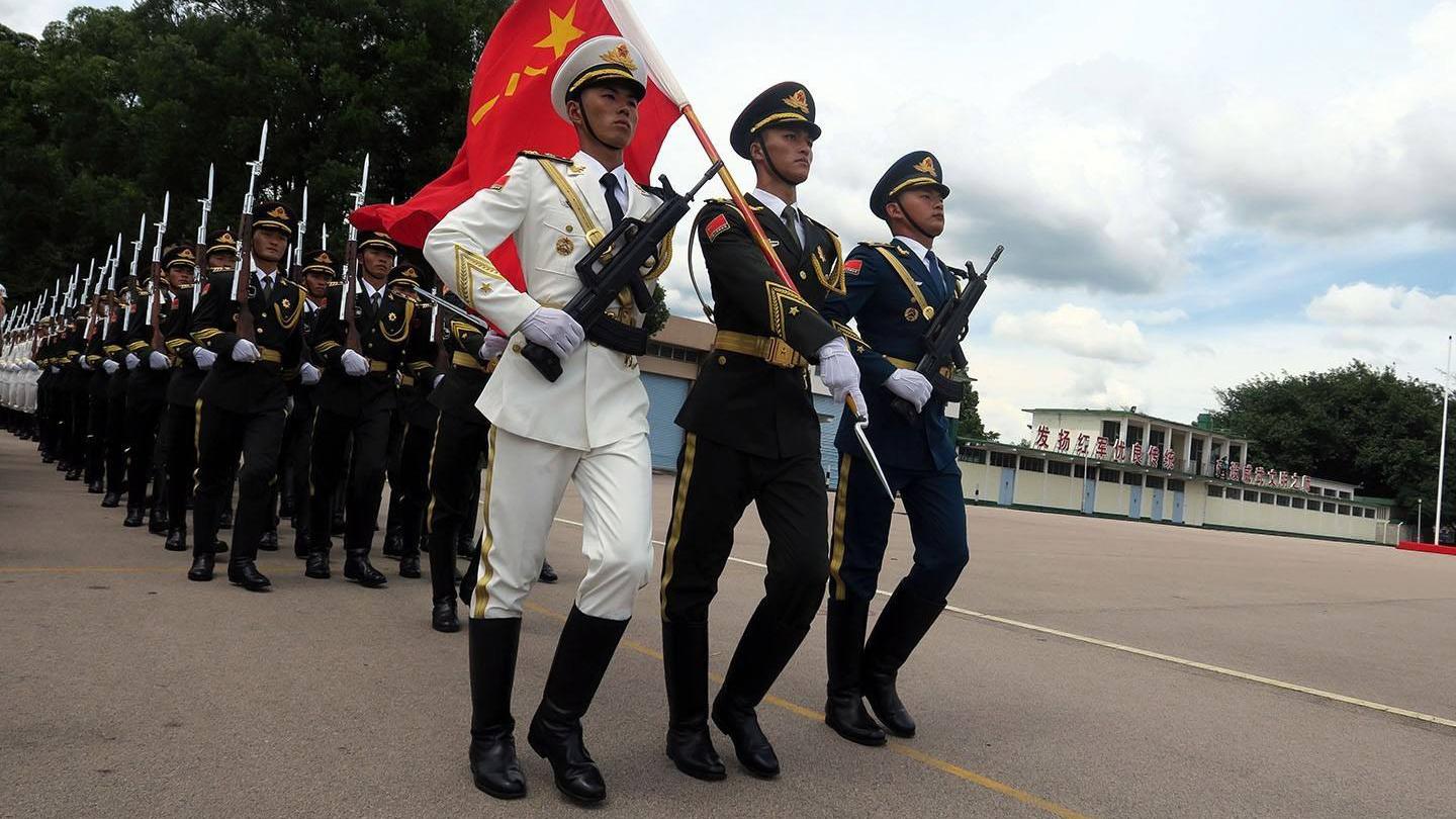 解放军驻港三军仪仗队有多帅?正步劈枪的瞬间香港市民激动坏了!