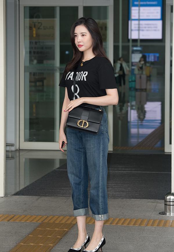 宣美身牛仔裤还要裤脚挽边,露出纤细脚踝踏上高跟鞋充满女人味