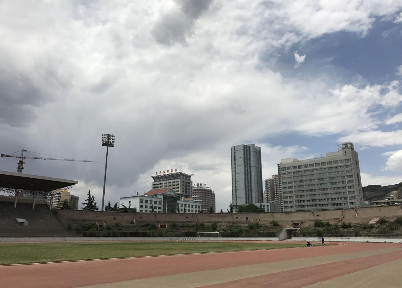 兰州七里河体育场实拍: 昔日风光不再, 显得落寞而沧桑