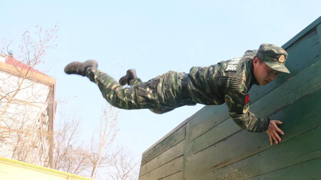武警小哥哥挑战400米障碍,帅气镜头带你超神带你飞!