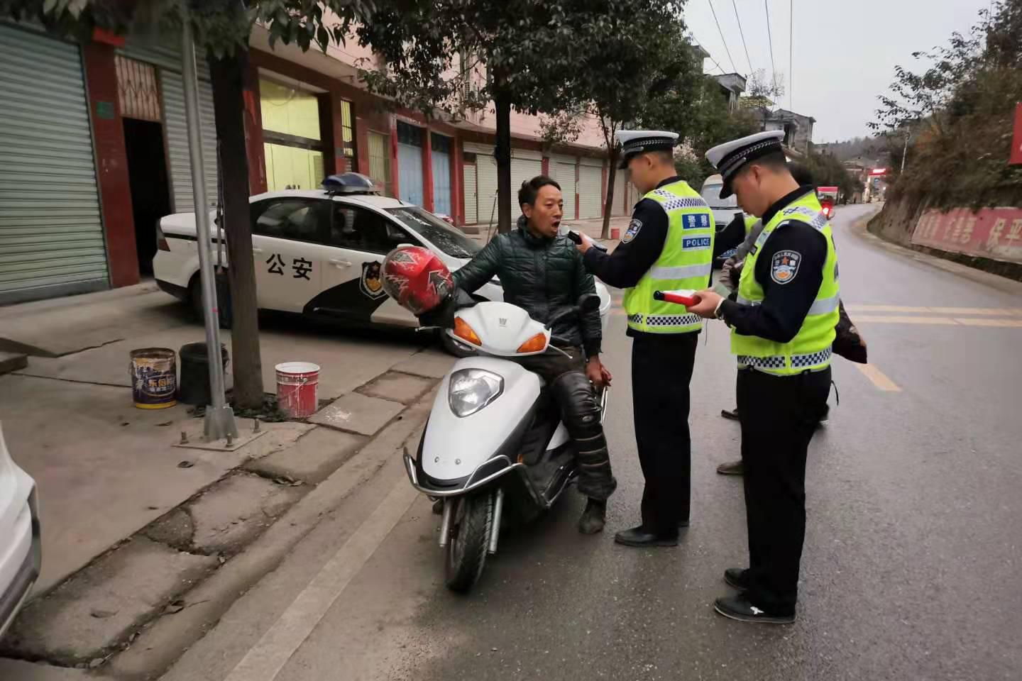 汉阴交警"五严格"举措牢筑冬季道路交通事故防线