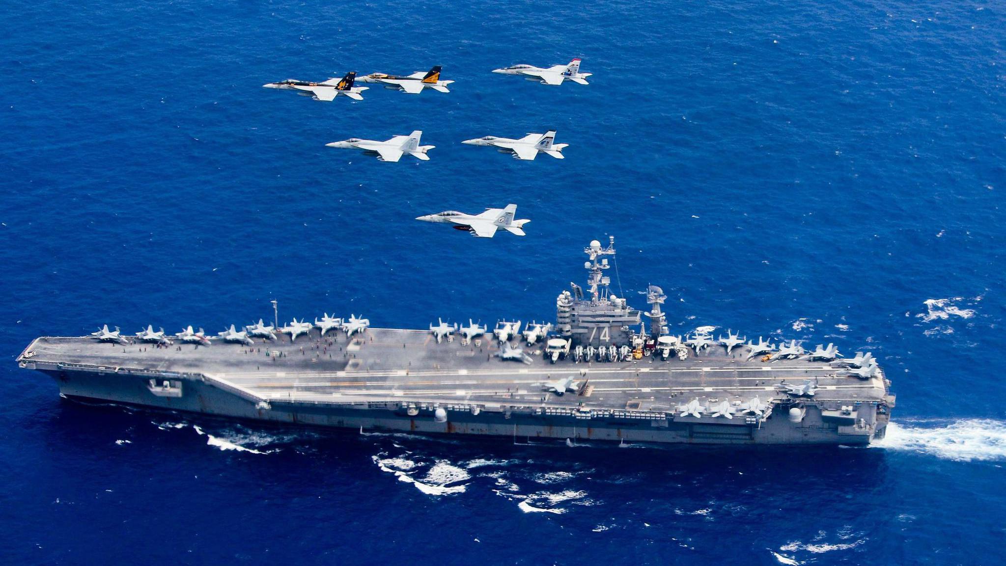 从上空看美国海军的航母战斗群,不得不承认其军事力量的强大!