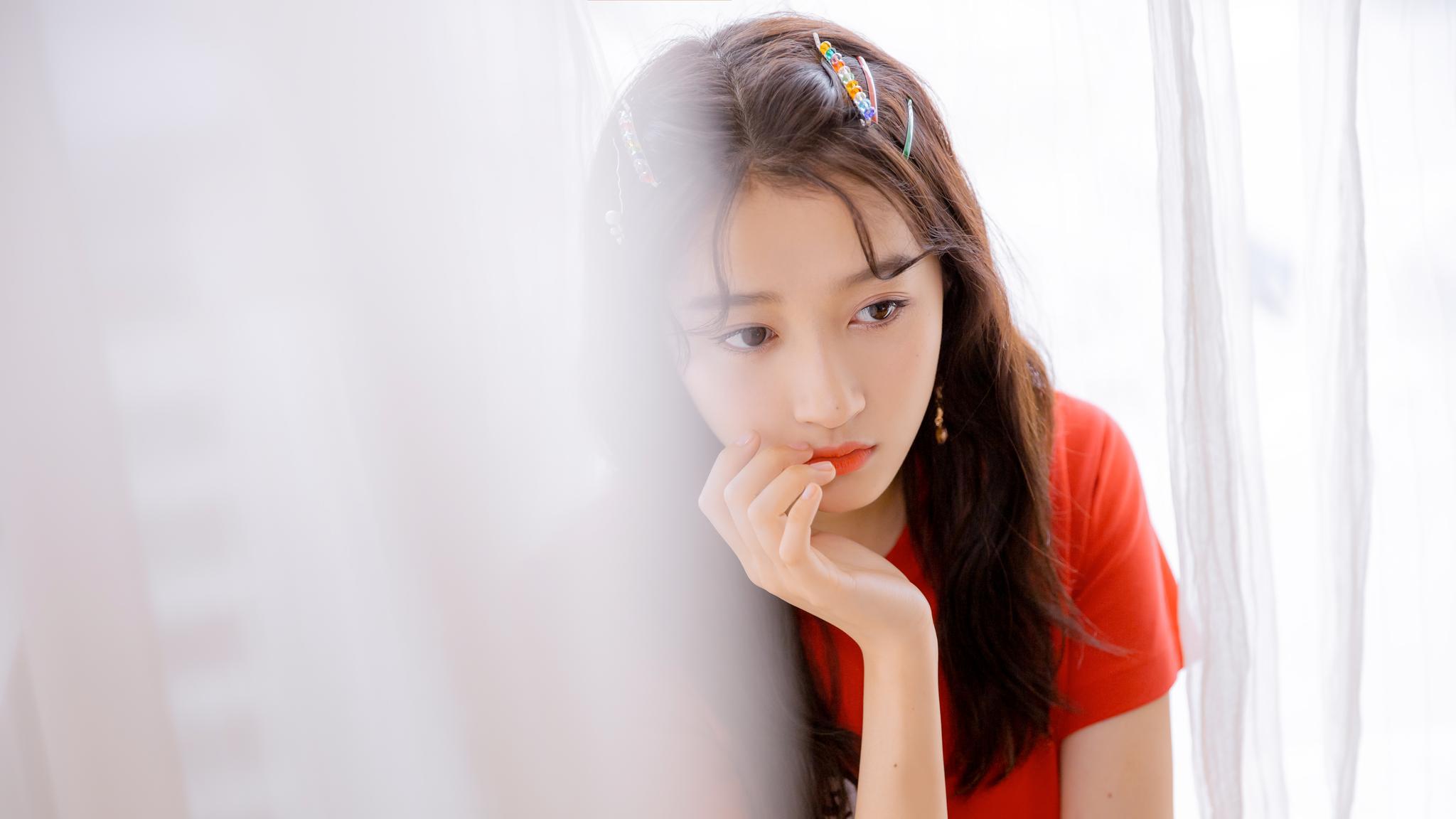 关晓彤穿超短裙漂亮迷人 红衣彩色发夹少女感爆棚