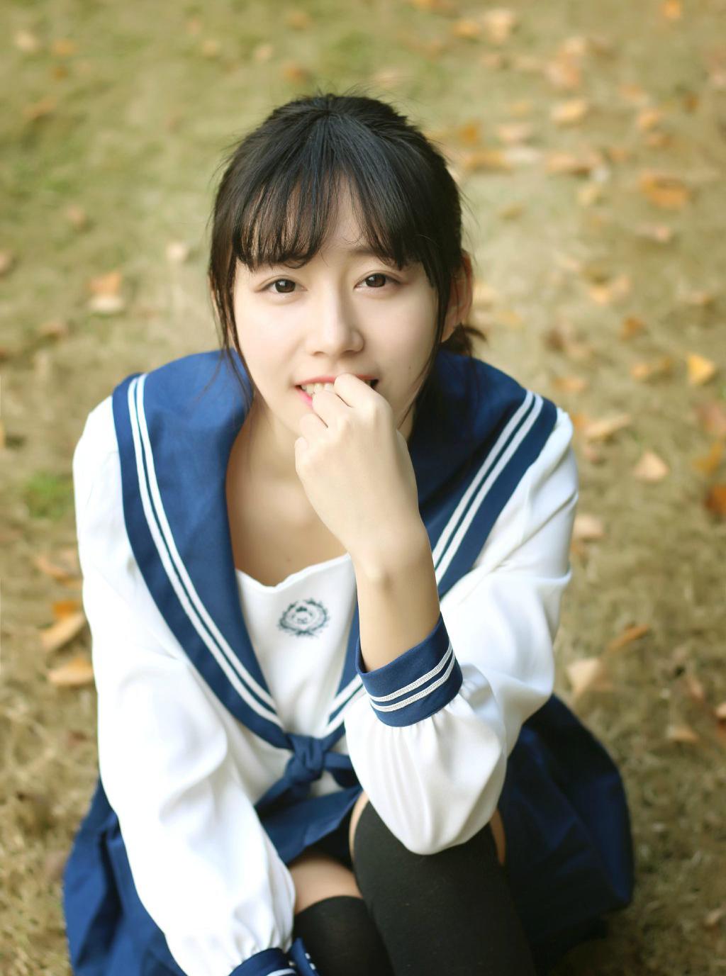 清纯美女学生制服丝袜写真